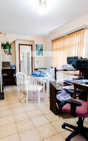 Casa à venda com 200m², 3 quartos e 6 vagas Casa à venda com 200m², 3 quartos e 6 vagasEscritório