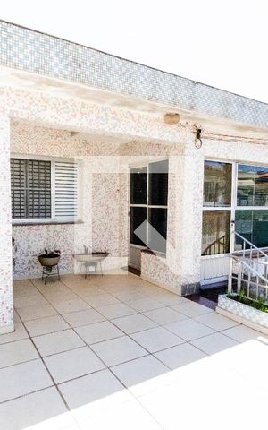 Casa à venda com 200m², 3 quartos e 6 vagas Casa à venda com 200m², 3 quartos e 6 vagasVaranda