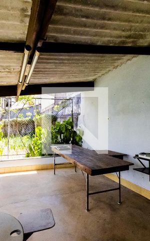Casa à venda com 200m², 3 quartos e 6 vagas Casa à venda com 200m², 3 quartos e 6 vagasQuintal