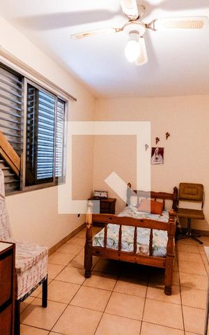 Casa à venda com 200m², 3 quartos e 6 vagas Casa à venda com 200m², 3 quartos e 6 vagasQuarto do Escritório