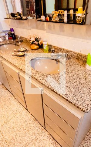 Casa à venda com 200m², 3 quartos e 6 vagas Casa à venda com 200m², 3 quartos e 6 vagasPia