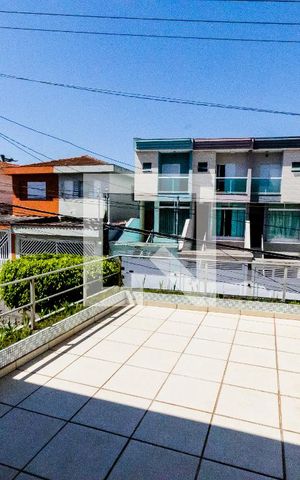 Casa à venda com 200m², 3 quartos e 6 vagas Casa à venda com 200m², 3 quartos e 6 vagasVaranda