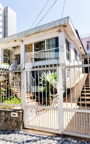 Casa à venda com 200m², 3 quartos e 6 vagas Casa à venda com 200m², 3 quartos e 6 vagasFachada