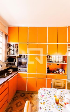 Casa à venda com 200m², 3 quartos e 6 vagas Casa à venda com 200m², 3 quartos e 6 vagasArmário