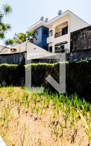 Casa à venda com 200m², 3 quartos e 6 vagas Casa à venda com 200m², 3 quartos e 6 vagasQuintal