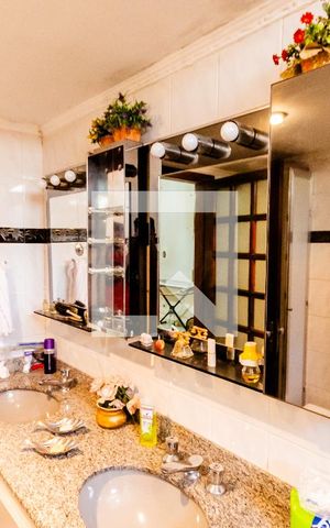 Casa à venda com 200m², 3 quartos e 6 vagas Casa à venda com 200m², 3 quartos e 6 vagasEspelho