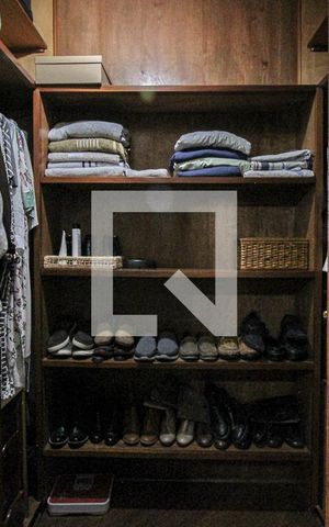 Casa para alugar com 200m², 4 quartos e 2 vagas Casa para alugar com 200m², 4 quartos e 2 vagasCloset da suíte