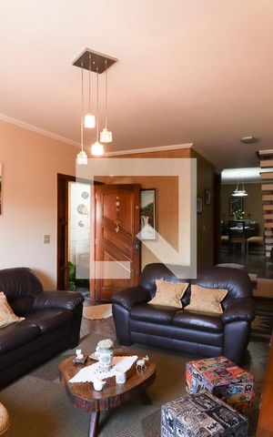 Casa à venda com 196m², 3 quartos e 3 vagasSala