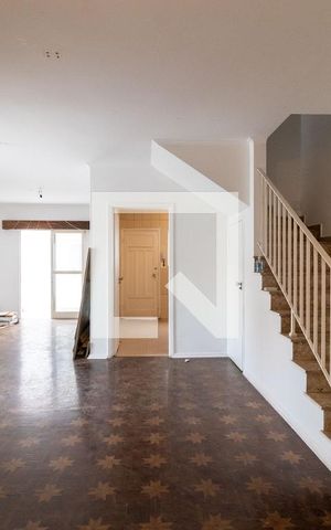 Casa à venda com 180m², 3 quartos e 2 vagas Casa à venda com 180m², 3 quartos e 2 vagasSala