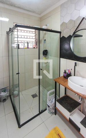 Casa à venda com 200m², 5 quartos e 5 vagas Casa à venda com 200m², 5 quartos e 5 vagasBanheiro