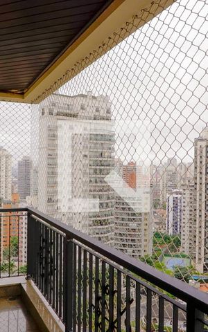 Apartamento à venda com 160m², 5 quartos e 3 vagas Apartamento à venda com 160m², 5 quartos e 3 vagasVaranda