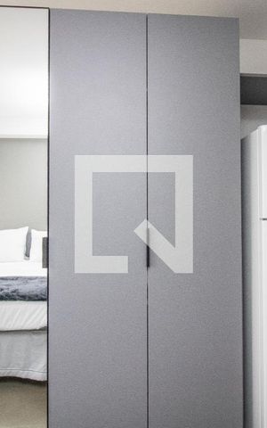 Studio para alugar com 28m², 1 quarto e sem vagaEstudio - armário e geladeira 