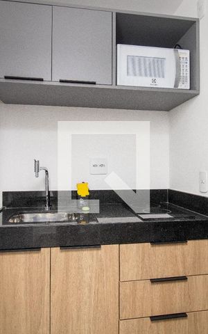 Studio para alugar com 28m², 1 quarto e sem vagaEstudio - geladeira, armário e porta de entrada 