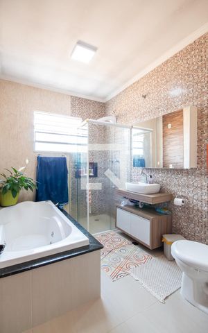 Casa à venda com 180m², 3 quartos e 3 vagas Casa à venda com 180m², 3 quartos e 3 vagasBanheiro da Suíte 1
