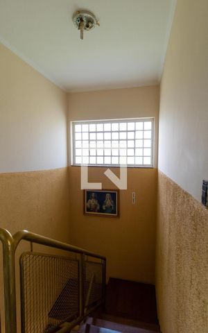Casa de condomínio à venda com 310m², 4 quartos e 4 vagas Casa de condomínio à venda com 310m², 4 quartos e 4 vagasEscada