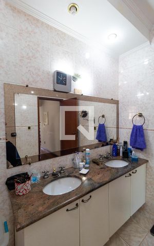 Casa de condomínio à venda com 310m², 4 quartos e 4 vagas Casa de condomínio à venda com 310m², 4 quartos e 4 vagasBanheiro da Suíte 01