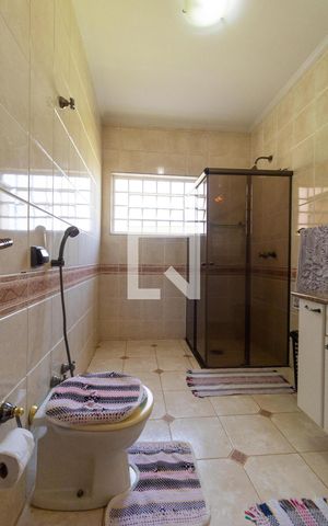 Casa de condomínio à venda com 310m², 4 quartos e 4 vagas Casa de condomínio à venda com 310m², 4 quartos e 4 vagasBanheiro