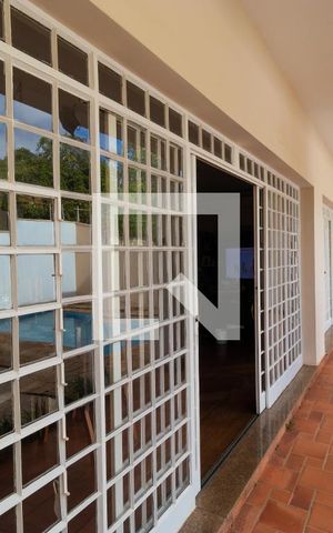 Casa de condomínio à venda com 310m², 4 quartos e 4 vagas Casa de condomínio à venda com 310m², 4 quartos e 4 vagasVaranda