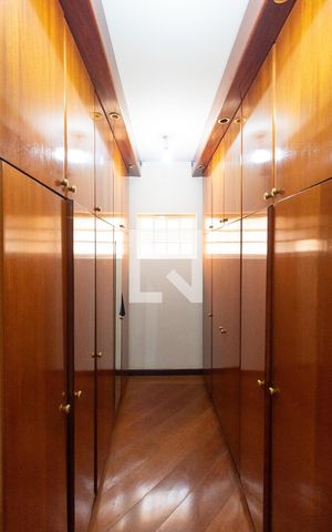Casa de condomínio à venda com 310m², 4 quartos e 4 vagas Casa de condomínio à venda com 310m², 4 quartos e 4 vagasCloset da Suíte 01