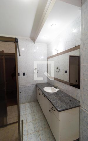 Casa de condomínio à venda com 310m², 4 quartos e 4 vagas Casa de condomínio à venda com 310m², 4 quartos e 4 vagasBanheiro da Suíte 02