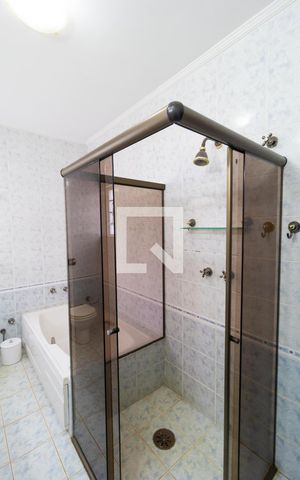 Casa de condomínio à venda com 310m², 4 quartos e 4 vagas Casa de condomínio à venda com 310m², 4 quartos e 4 vagasBanheiro da Suíte 02