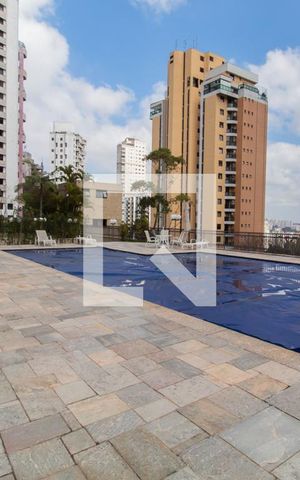 Apartamento à venda com 271m², 4 quartos e 5 vagas Apartamento à venda com 271m², 4 quartos e 5 vagasÁrea comum - Piscina