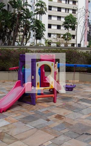 Apartamento à venda com 271m², 4 quartos e 5 vagas Apartamento à venda com 271m², 4 quartos e 5 vagasÁrea comum - Playground