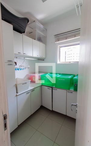 Apartamento à venda com 271m², 4 quartos e 5 vagas Apartamento à venda com 271m², 4 quartos e 5 vagasQuarto de Serviço