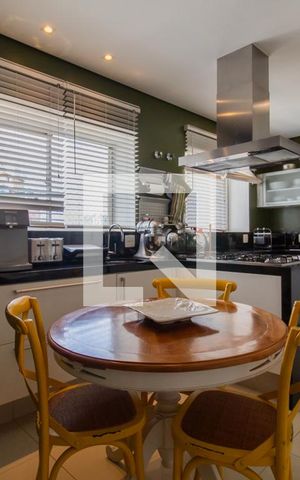 Apartamento à venda com 271m², 4 quartos e 5 vagas Apartamento à venda com 271m², 4 quartos e 5 vagasCozinha
