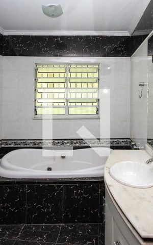 Casa à venda com 300m², 4 quartos e 4 vagas Casa à venda com 300m², 4 quartos e 4 vagasBanheiro da Suíte