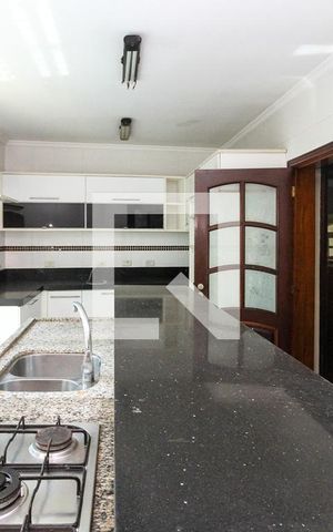 Casa à venda com 300m², 4 quartos e 4 vagas Casa à venda com 300m², 4 quartos e 4 vagasCozinha