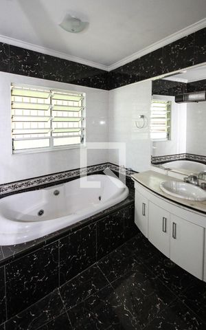 Casa à venda com 300m², 4 quartos e 4 vagas Casa à venda com 300m², 4 quartos e 4 vagasBanheiro da Suíte