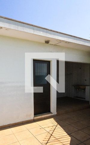 Casa à venda com 300m², 4 quartos e 4 vagas Casa à venda com 300m², 4 quartos e 4 vagasTerraço