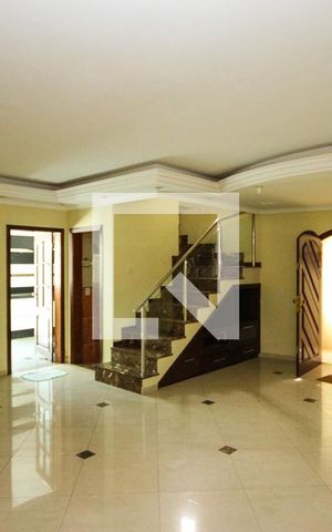 Casa à venda com 300m², 4 quartos e 4 vagas Casa à venda com 300m², 4 quartos e 4 vagasSala