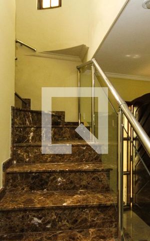 Casa à venda com 300m², 4 quartos e 4 vagas Casa à venda com 300m², 4 quartos e 4 vagasescada