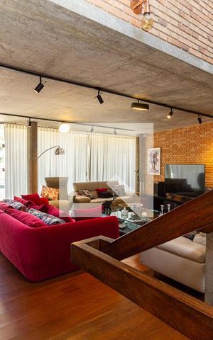 Casa à venda com 370m², 4 quartos e 4 vagas Casa à venda com 370m², 4 quartos e 4 vagasSala