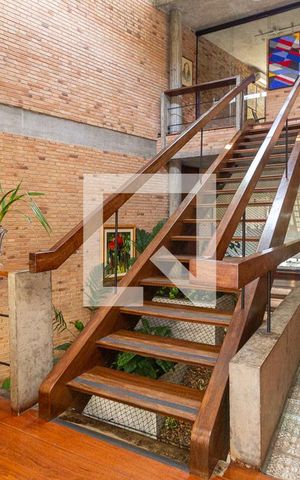 Casa à venda com 370m², 4 quartos e 4 vagas Casa à venda com 370m², 4 quartos e 4 vagasEscada