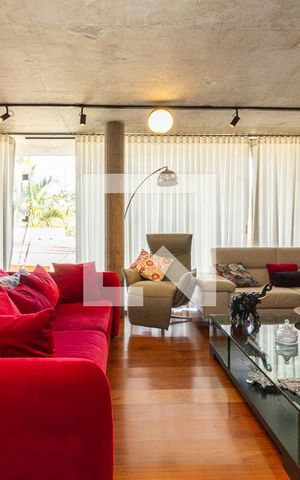 Casa à venda com 370m², 4 quartos e 4 vagas Casa à venda com 370m², 4 quartos e 4 vagasSala