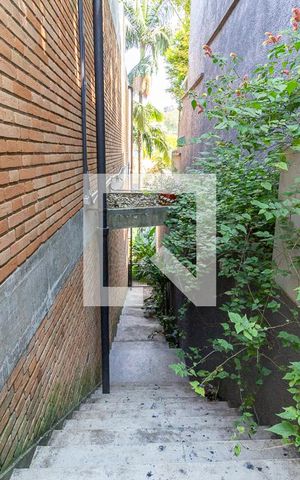 Casa à venda com 370m², 4 quartos e 4 vagas Casa à venda com 370m², 4 quartos e 4 vagasÁrea externa