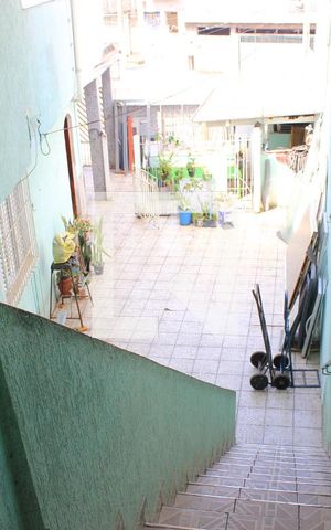 Casa à venda com 158m², 2 quartos e 2 vagasEscada piso superior