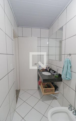 Casa à venda com 199m², 4 quartos e 4 vagas Casa à venda com 199m², 4 quartos e 4 vagasBanheiro da Suíte