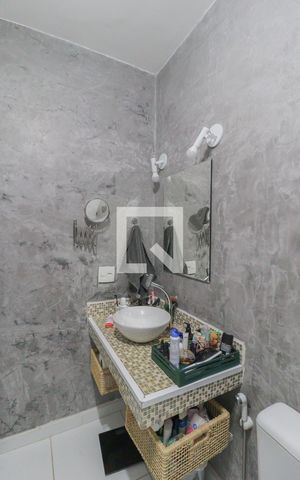 Casa à venda com 199m², 4 quartos e 4 vagas Casa à venda com 199m², 4 quartos e 4 vagasBanheiro