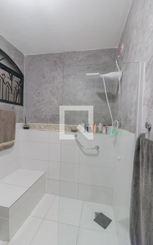 Casa à venda com 199m², 4 quartos e 4 vagas Casa à venda com 199m², 4 quartos e 4 vagasBanheiro