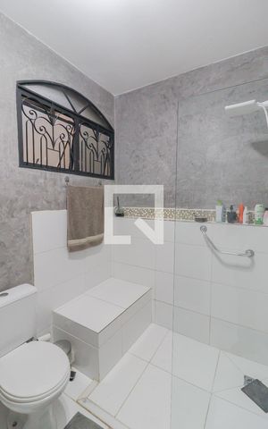 Casa à venda com 199m², 4 quartos e 4 vagas Casa à venda com 199m², 4 quartos e 4 vagasBanheiro