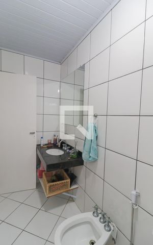 Casa à venda com 199m², 4 quartos e 4 vagas Casa à venda com 199m², 4 quartos e 4 vagasBanheiro da Suíte