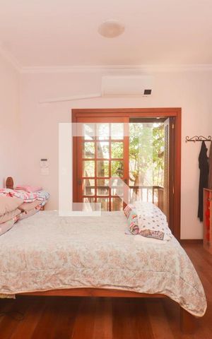 Casa à venda com 390m², 5 quartos e 3 vagas Casa à venda com 390m², 5 quartos e 3 vagasSuíte