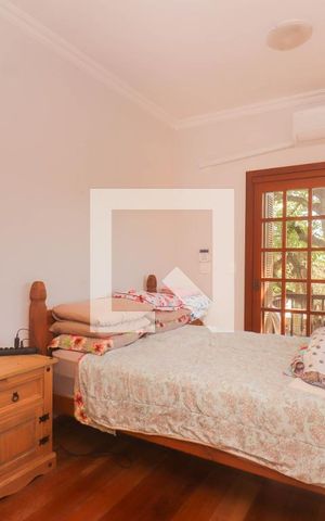Casa à venda com 390m², 5 quartos e 3 vagas Casa à venda com 390m², 5 quartos e 3 vagasSuíte