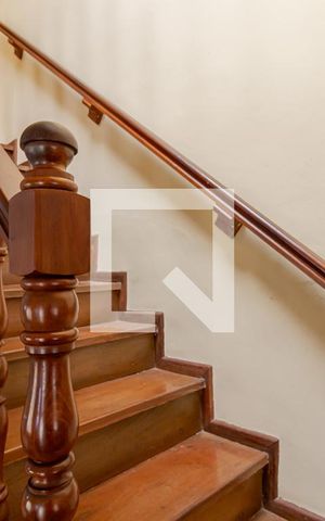 Casa à venda com 160m², 4 quartos e 2 vagas Casa à venda com 160m², 4 quartos e 2 vagasEscadas
