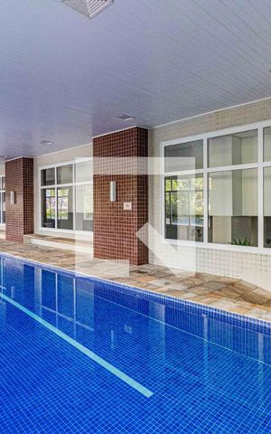 Apartamento à venda com 176m², 4 quartos e 2 vagas Apartamento à venda com 176m², 4 quartos e 2 vagasÁrea comum - Piscina coberta