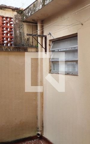 Casa para alugar com 70m², 2 quartos e 1 vagaFundos